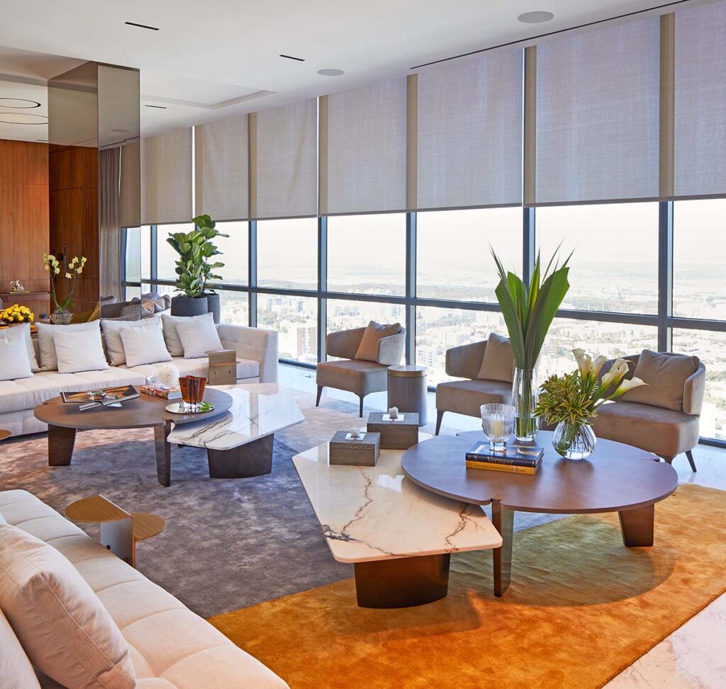 La sala con vista a la ciudad.