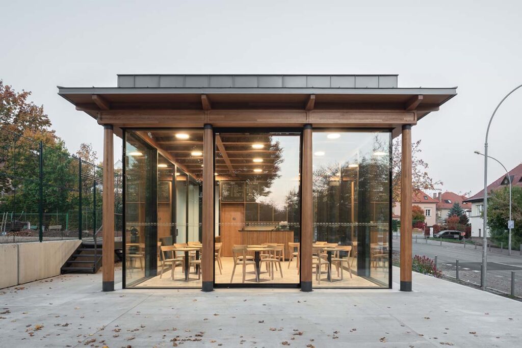 Un pabellón en armonía con el paisaje que funciona como un club de tenis