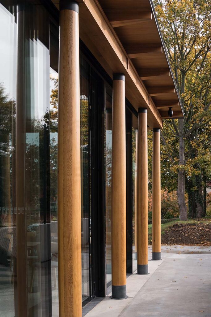 Un pabellón en armonía con el paisaje que funciona como un club de tenis