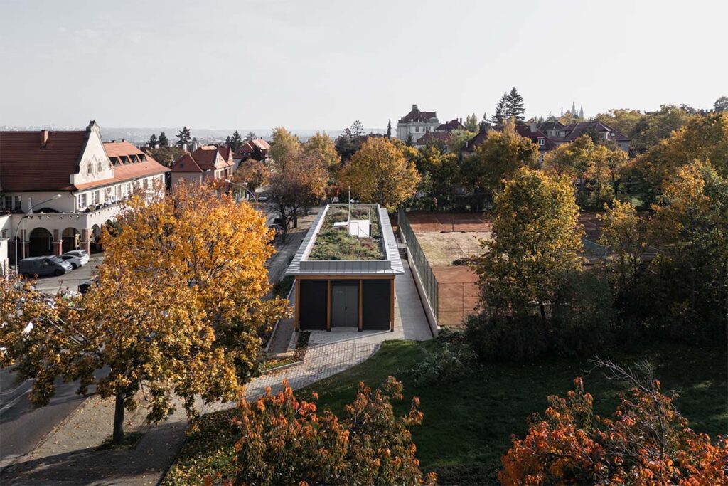 Un pabellón en armonía con el paisaje que funciona como un club de tenis