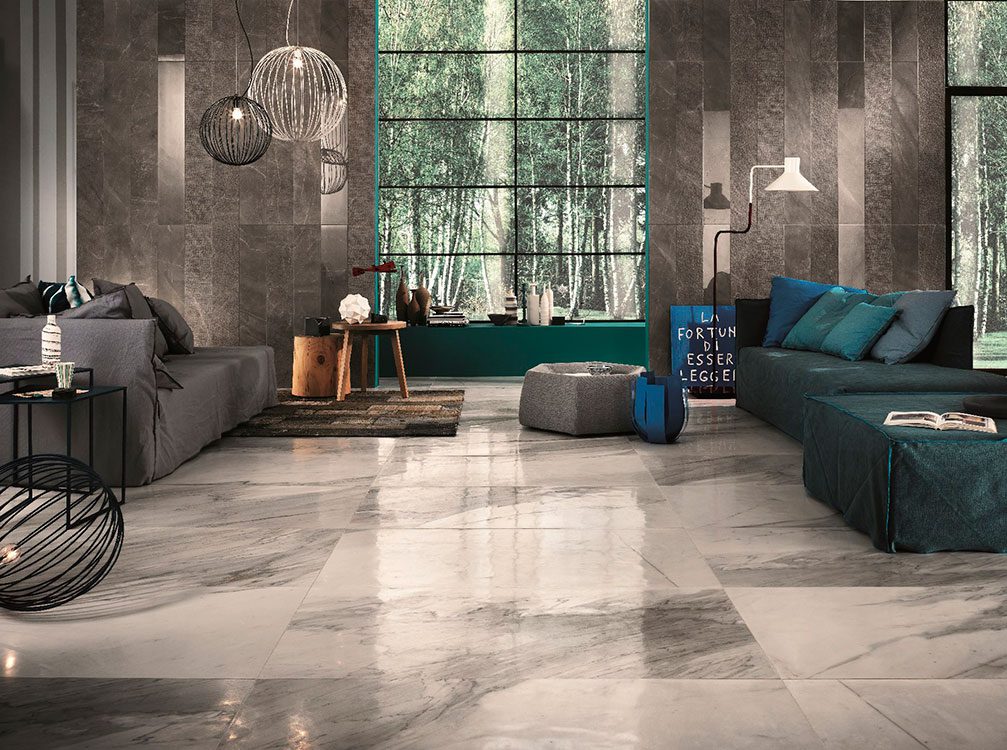 La piel de la arquitectura Amplia variedad una sala se reviste de distinción con la presencia impactante del mármol, que se reproduce a la perfección en el piso apuano living, de 120 x 60 cm, y en el enchape pulpis listello, de 20 x 120 cm, de italgraniti, apenas dos entre cientos de referencias de porcelanatos disponibles en attmosferas.