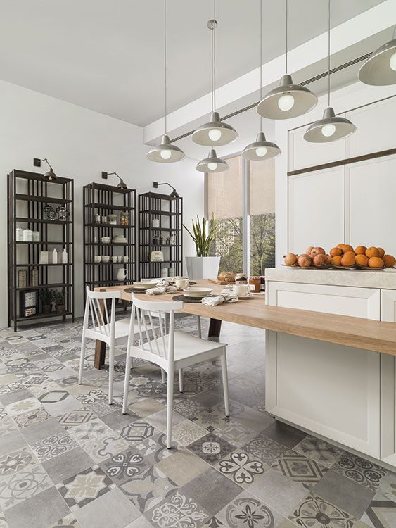 La piel de la arquitectura Espacio nostálgico una cocina-comedor reúne la añoranza del ayer y el dinamismo de la actualidad; dos sensaciones perfectamente integradas en el piso de porcelanosa, de cerámica bluestone, de 59,6 x 59,6 cm, que reproduce en su decoración un mosaico con distintos modelos de antiguas baldosas hidráulicas. El motivo visual nos remite al pasado, pero la calidad y la resistencia nos proyectan muchos años en el futuro.