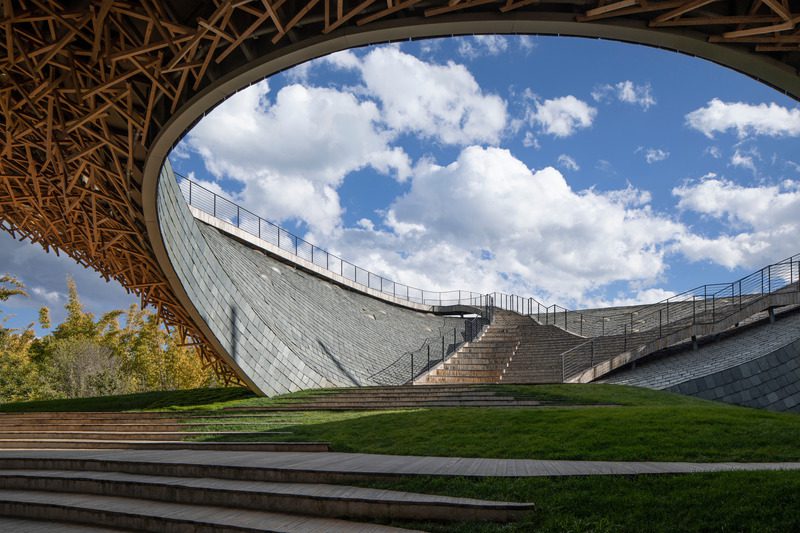 Este museo y centro de artes en pekín, china es una nueva maravilla arquitectónica Press kit | 1002-04 - press release | yangliping performing arts center - studio zhu-pei - landscape architecture - view from outdoor theater to roof ramp - photo credit: jin weiqi