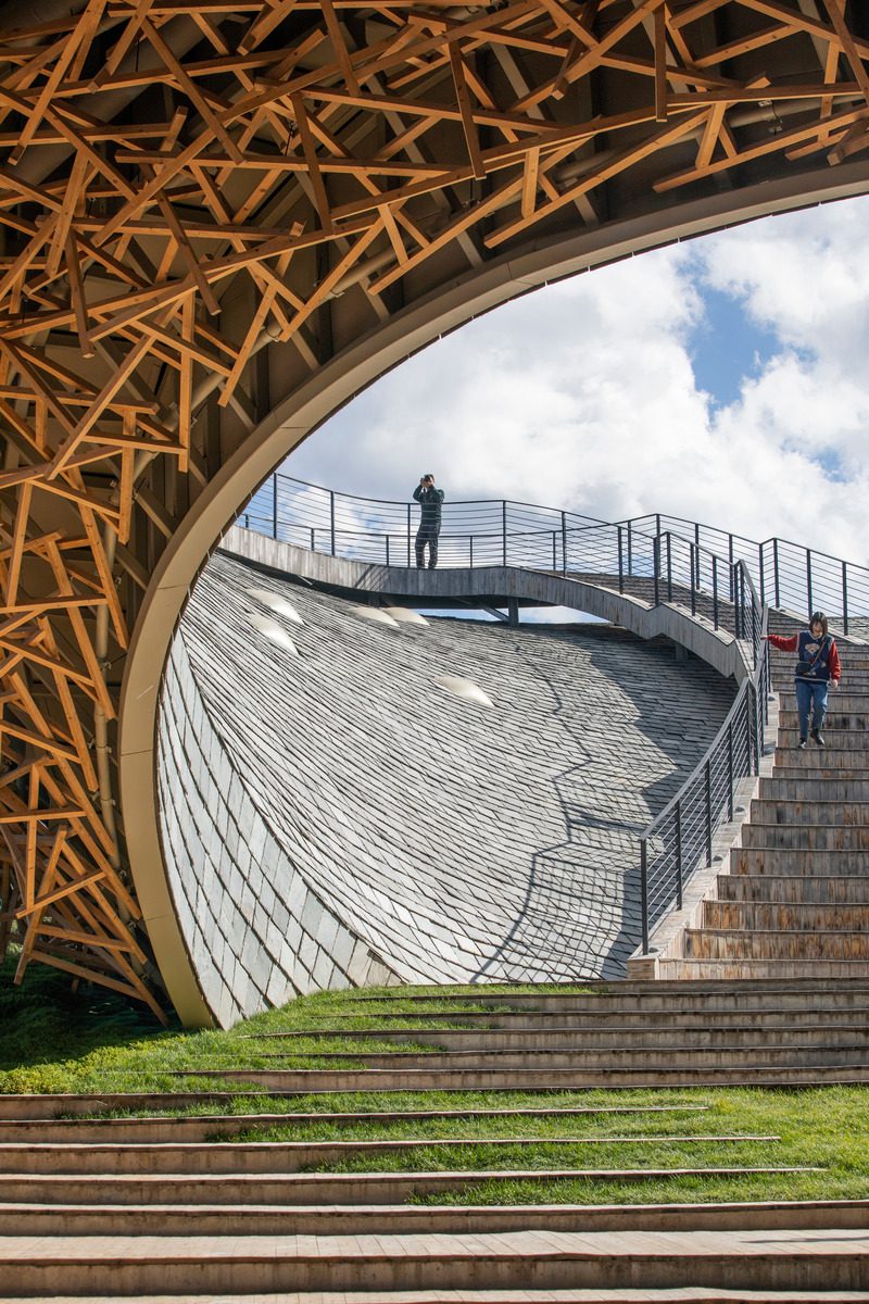 Este museo y centro de artes en pekín, china es una nueva maravilla arquitectónica Press kit | 1002-04 - press release | yangliping performing arts center - studio zhu-pei - landscape architecture - view from outdoor theater to roof ramp - photo credit: jin weiqi