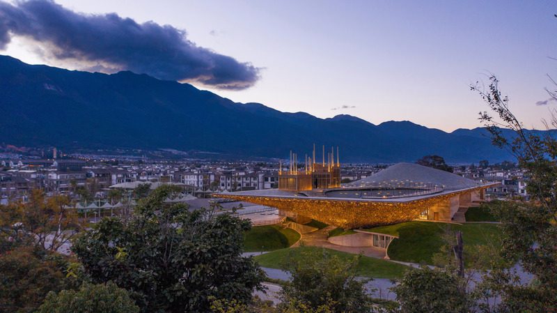 Este museo y centro de artes en pekín, china es una nueva maravilla arquitectónica Press kit | 1002-04 - press release | yangliping performing arts center - studio zhu-pei - landscape architecture - lights lit up the theater - photo credit: jin weiqi