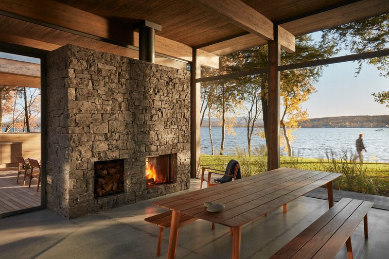 Press kit | 1077-09 - press release | atelier pierre thibault - a modern family home - kastella - residential architecture - outdoor table - photo credit: maxime brouillet