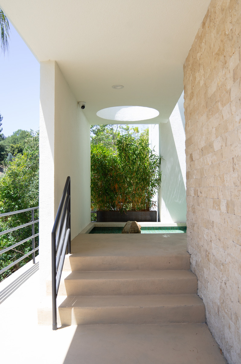 Press kit | 2933-04 - Press release | Midcentury Modern Remodel in Beverly Hills - Heusch Inc - Residential Architecture - Main Entrance - Photo credit: Gerhard Heusch