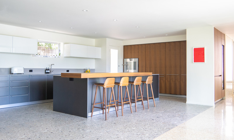 Press kit | 2933-04 - Press release | Midcentury Modern Remodel in Beverly Hills - Heusch Inc - Residential Architecture - Open Kitchen - Photo credit: Gerhard Heusch