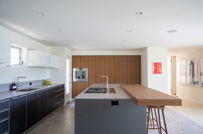 Press kit | 2933-04 - Press release | Midcentury Modern Remodel in Beverly Hills - Heusch Inc - Residential Architecture - Open Kitchen - Photo credit: Gerhard Heusch