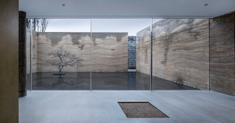 Una encantadora casa contemporánea en medio del verde de un bosque solitario en china