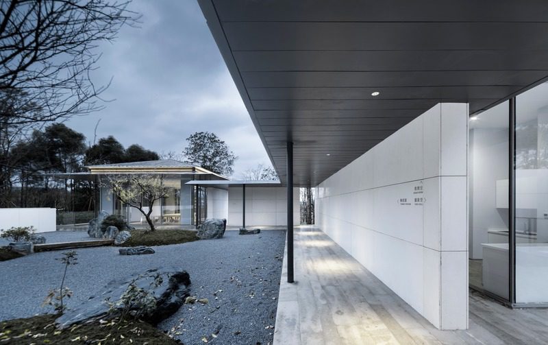 Una encantadora casa contemporánea en medio del verde de un bosque solitario en china