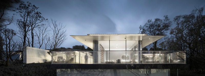 Una encantadora casa contemporánea en medio del verde de un bosque solitario en china