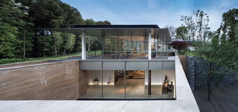 Una encantadora casa contemporánea en medio del verde de un bosque solitario en china