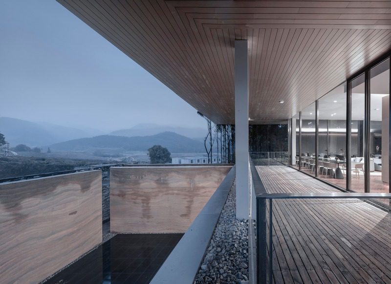 Una encantadora casa contemporánea en medio del verde de un bosque solitario en china