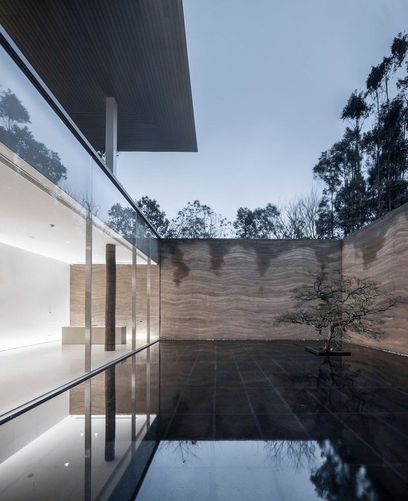 Una encantadora casa contemporánea en medio del verde de un bosque solitario en china