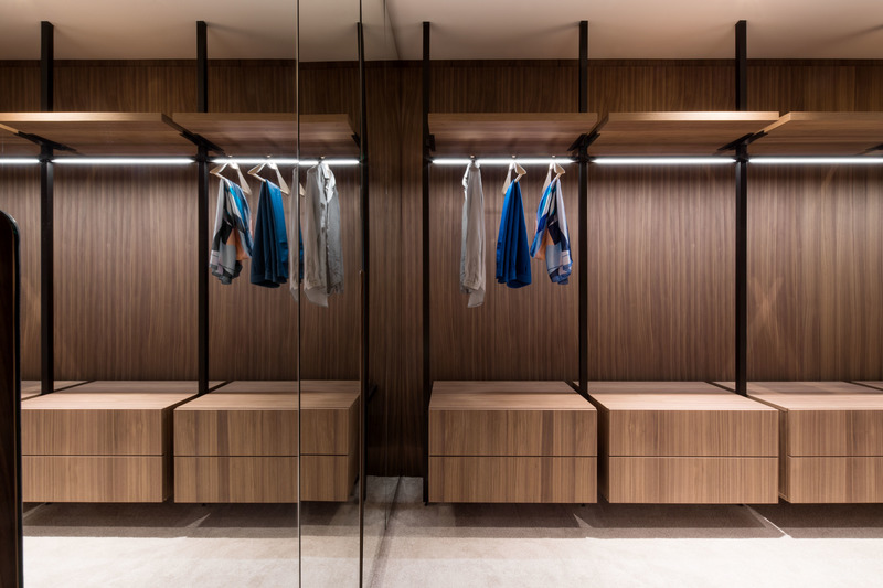 Press kit | 5356-02 - Press release | Penthouse L - Destilat Design Studio - Residential Interior Design - <pre>walk-in closet</pre> - Photo credit: Monika Nguyen