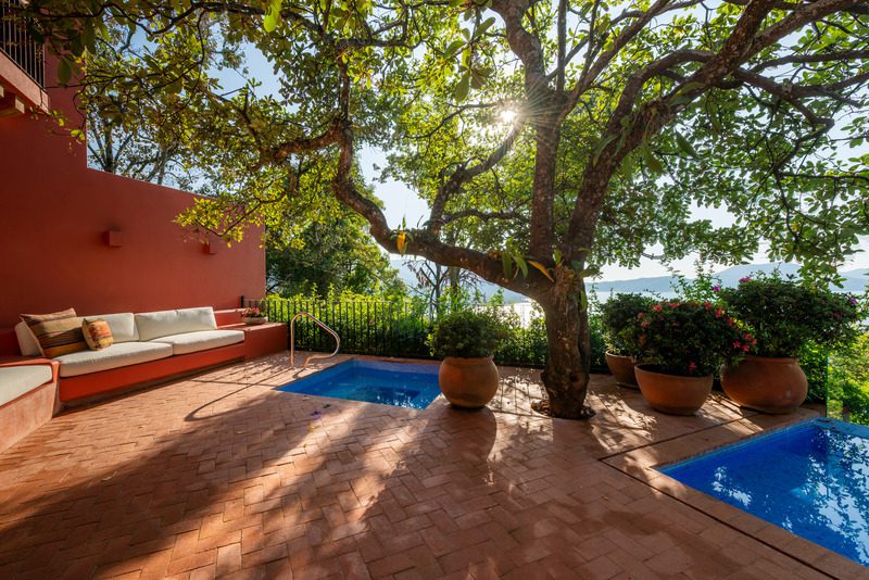 Una casa colonial de descanso, incrustada en una montaña y construida con tierra y arcilla de la región