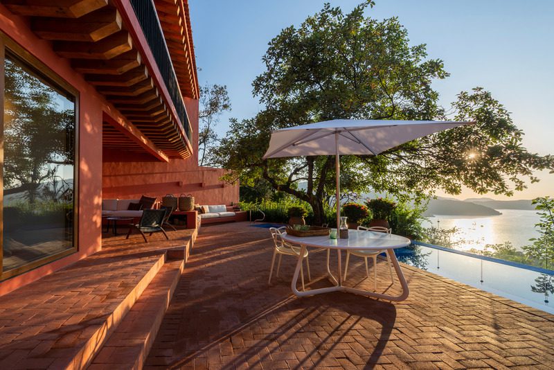 Una casa colonial de descanso, incrustada en una montaña y construida con tierra y arcilla de la región