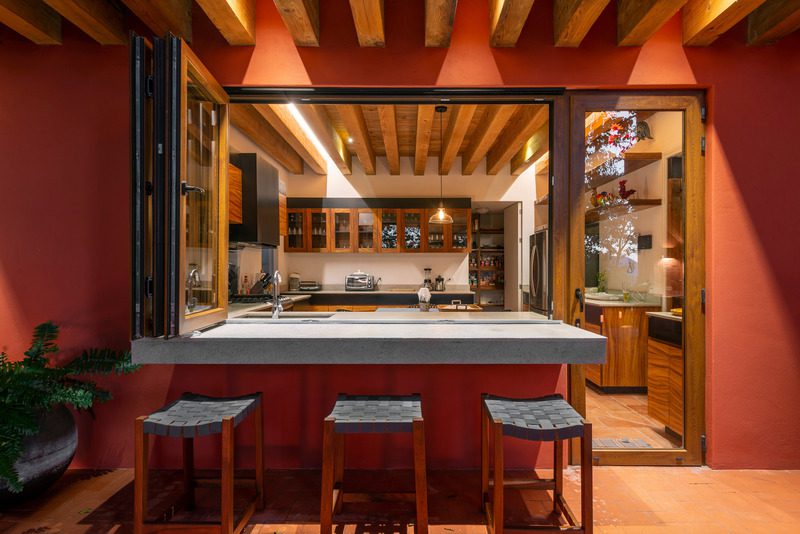 Una casa colonial de descanso, incrustada en una montaña y construida con tierra y arcilla de la región