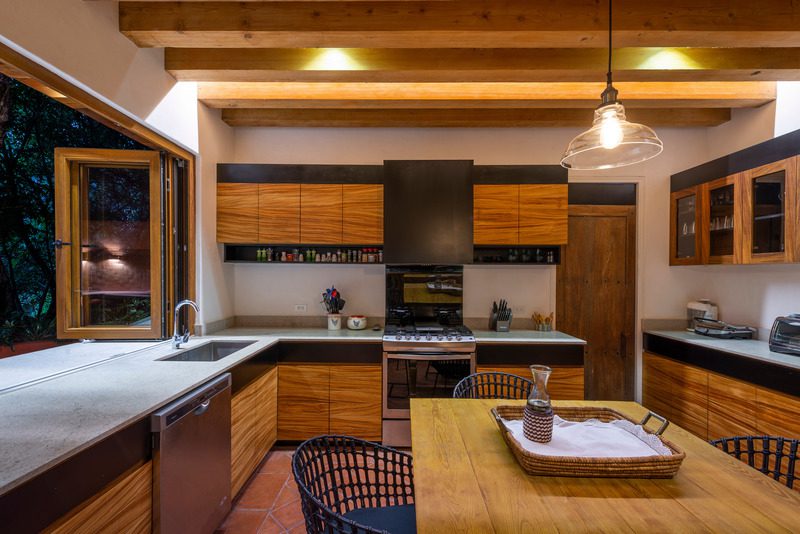 Una casa colonial de descanso, incrustada en una montaña y construida con tierra y arcilla de la región