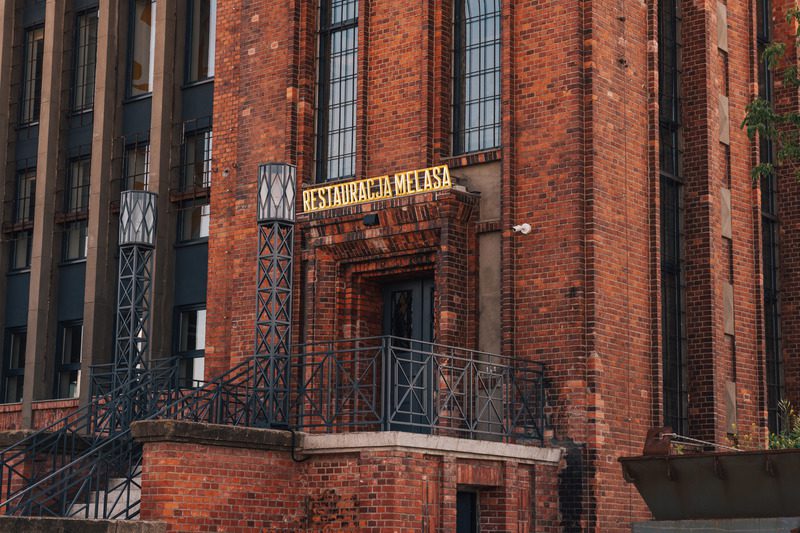 Press kit | 5829-01 - Press release | A Sugar Factory Żnin Transformed Into a Hotel Complex - Bulak Projekt - Industrial Architecture - Restaurant entrance - Photo credit: ONI STUDIO