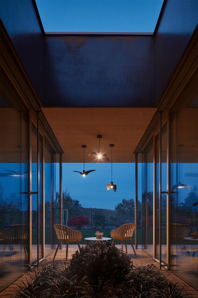 En esta casa la vegetación del exterior impregna en el interior de la obra En esta casa la vegetación del exterior impregna en el interior de la obra