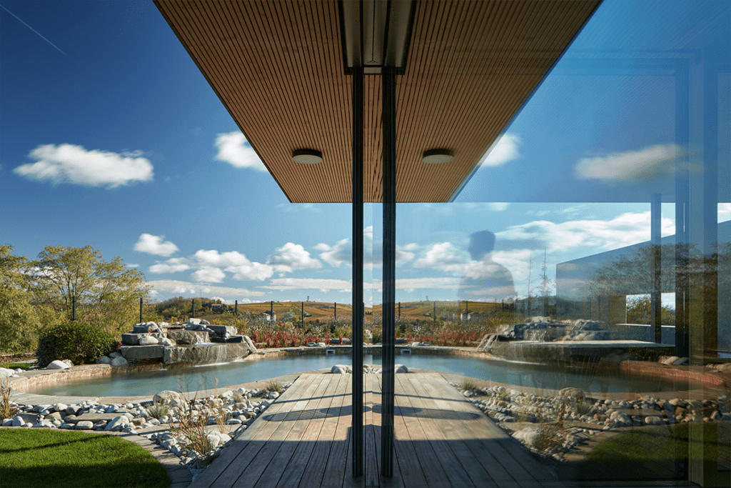 En esta casa la vegetación del exterior impregna en el interior de la obra Diseño casa república checa