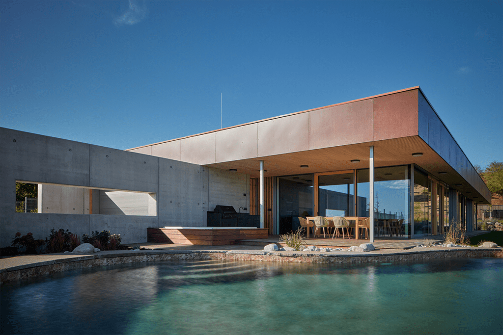 En esta casa la vegetación del exterior impregna en el interior de la obra En esta casa la vegetación del exterior impregna en el interior de la obra