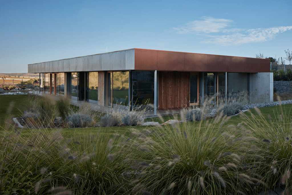 En esta casa la vegetación del exterior impregna en el interior de la obra En esta casa la vegetación del exterior impregna en el interior de la obra