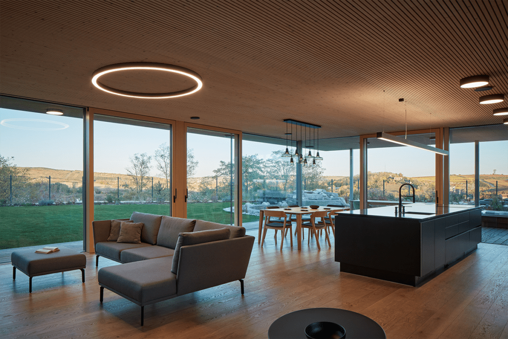 En esta casa la vegetación del exterior impregna en el interior de la obra En esta casa la vegetación del exterior impregna en el interior de la obra