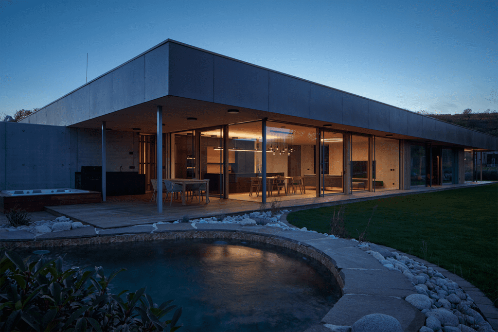 En esta casa la vegetación del exterior impregna en el interior de la obra En esta casa la vegetación del exterior impregna en el interior de la obra