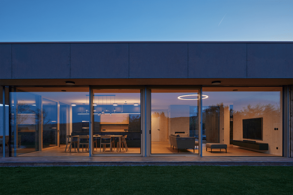 En esta casa la vegetación del exterior impregna en el interior de la obra En esta casa la vegetación del exterior impregna en el interior de la obra