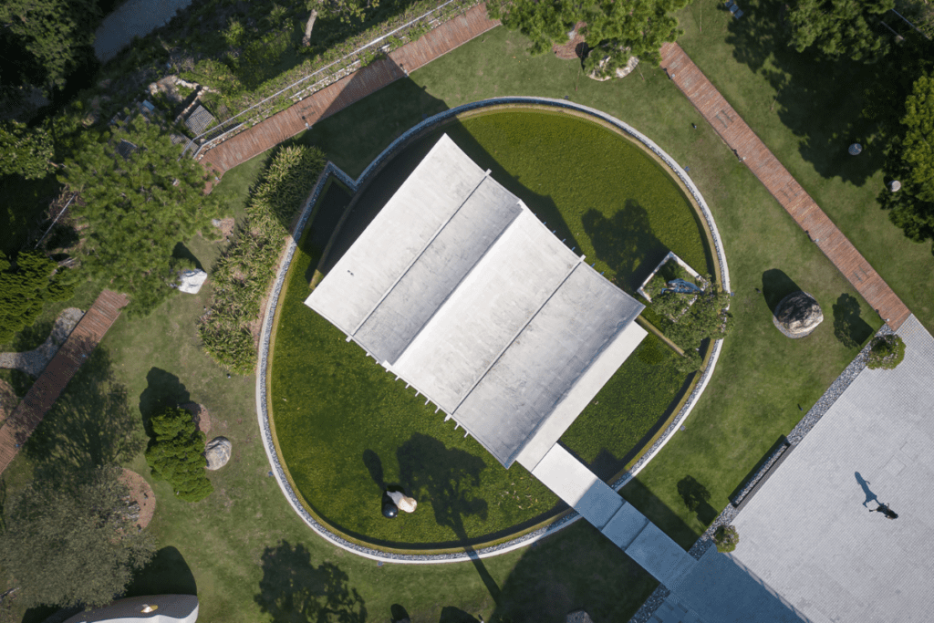 Arquitectura vernácula: un salón de té en taiwán con un diseño que parece vivo