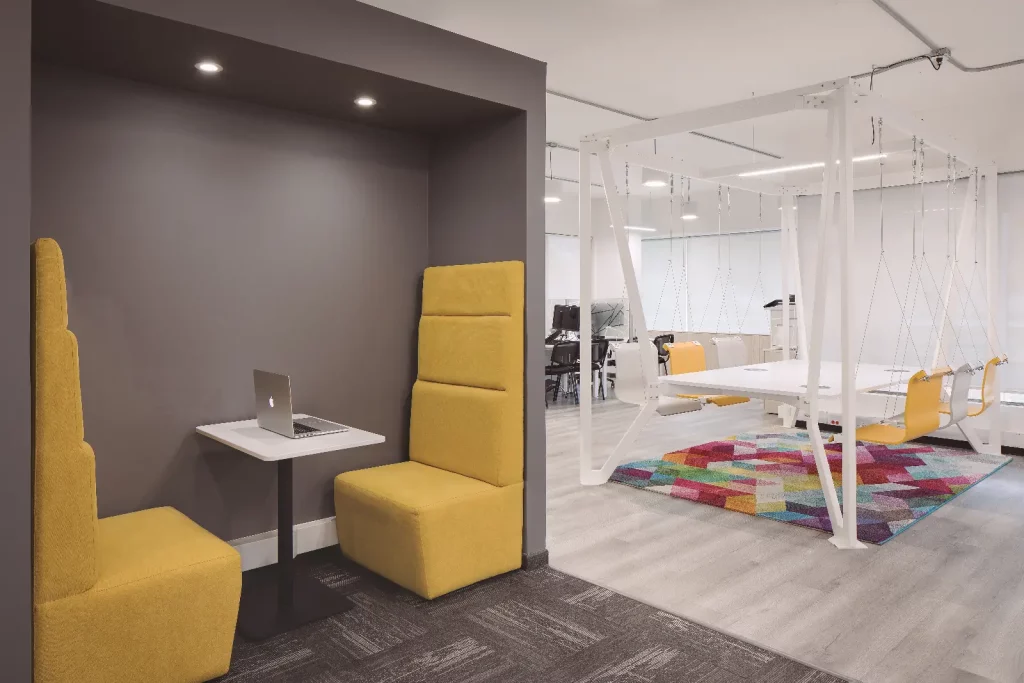 La remodelación de una oficina en colombia convertida en un espacio creativo y didáctivo