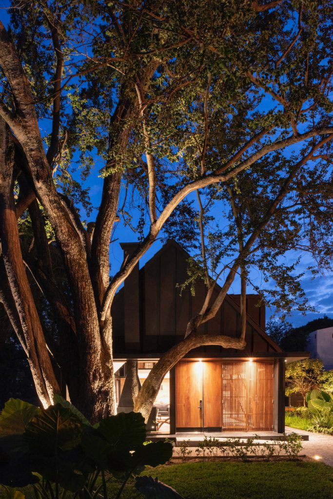 Una casa de campo de madera, acero y vidrio rodeada por el verde de un campo de golf Una casa de campo de madera, acero y vidrio rodeada por el verde de un campo de golf