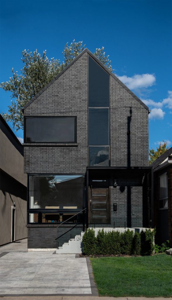 La sorprendente renovación de una casa de un barrio tradicional de 1950