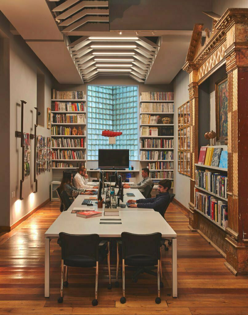 Como un santuario de coleccionistas, conozca la oficina en bogotá del arquitecto david restrepo