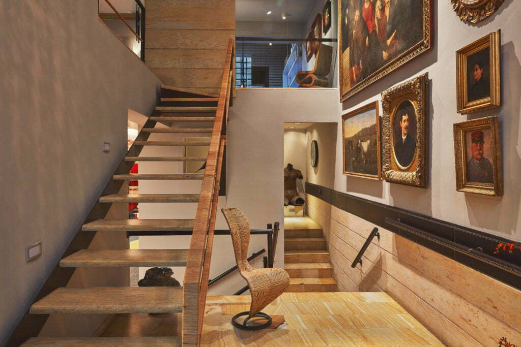 Como un santuario de coleccionistas, conozca la oficina en bogotá del arquitecto david restrepo