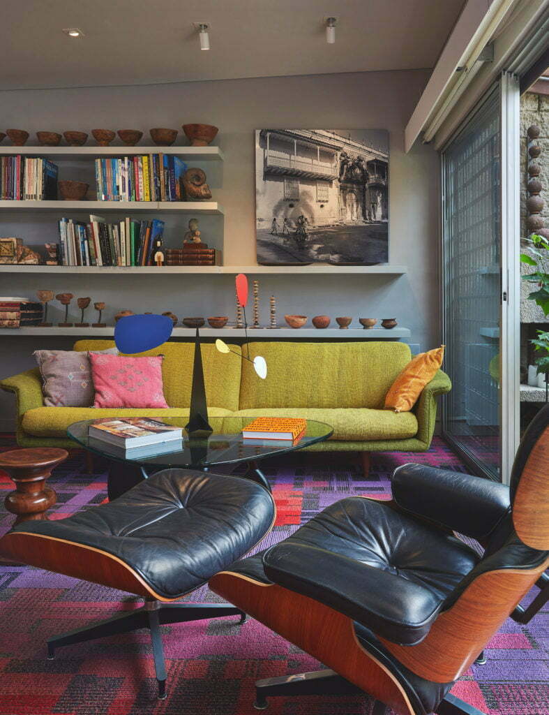 Como un santuario de coleccionistas, conozca la oficina en bogotá del arquitecto david restrepo