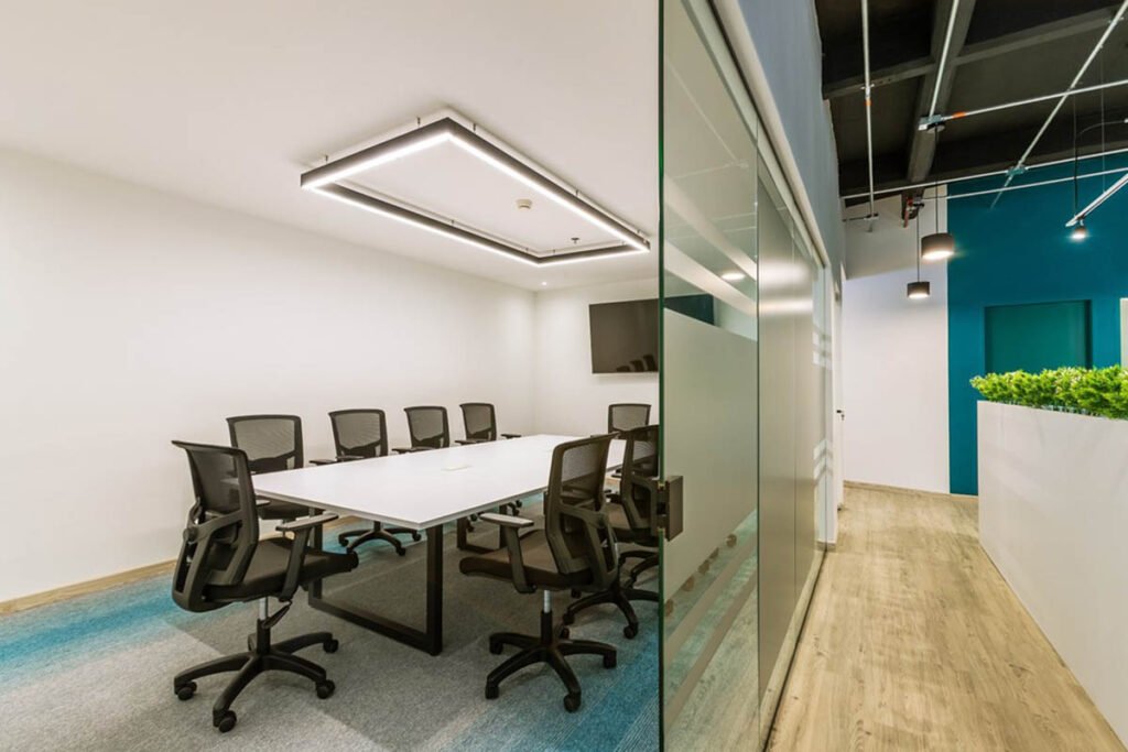 Iluminación, divisiones y mobiliario: las claves de estas oficinas en bogotá