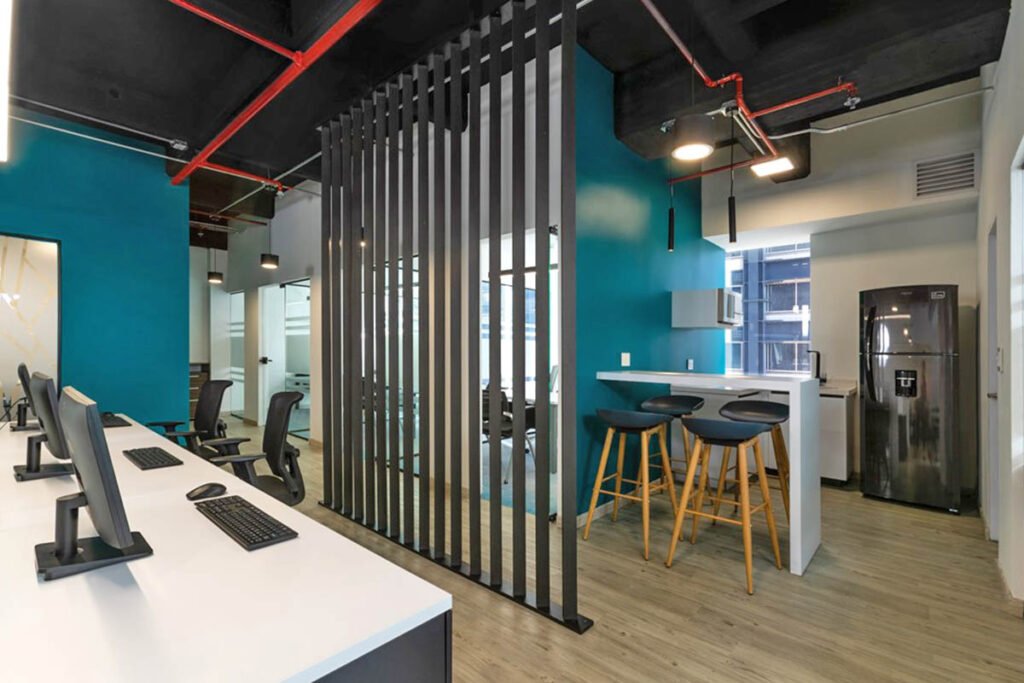 Iluminación, divisiones y mobiliario: las claves de estas oficinas en bogotá