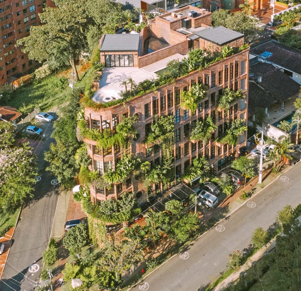 Ladrillo y vegetación: los dos elementos de este edificio en medellín