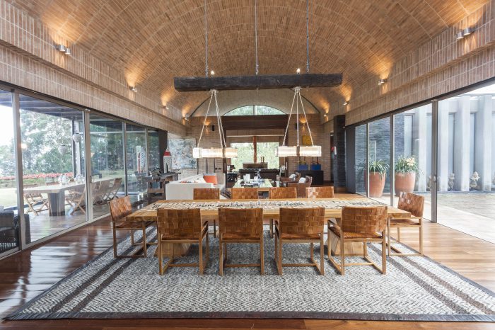 Bajo una bóveda rebajada, la sala y el comedor se pueden abrir a la terraza sobre el jardín.