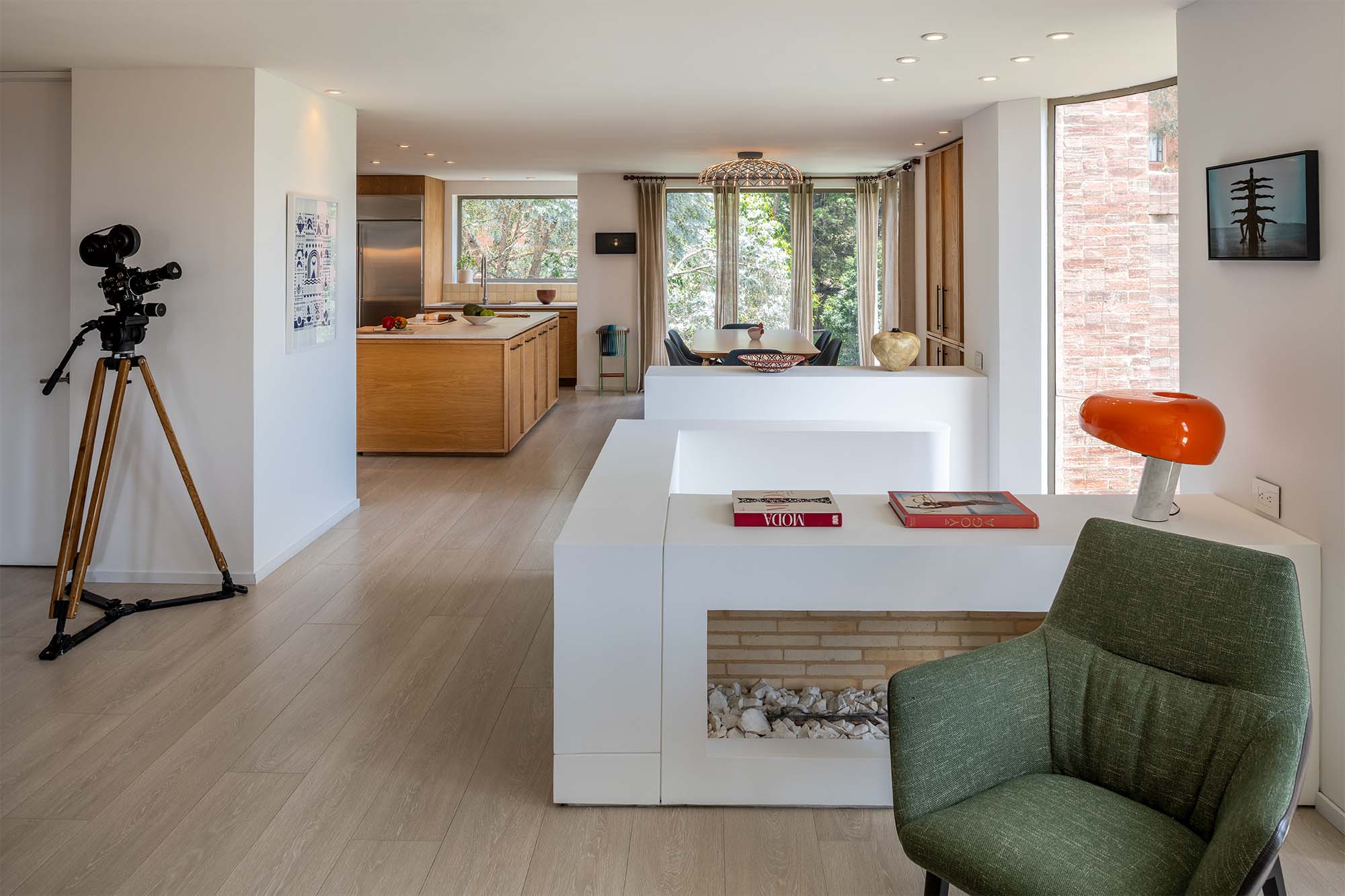 Un apartamento bogotano que integra en su renovación la calma de la montaña