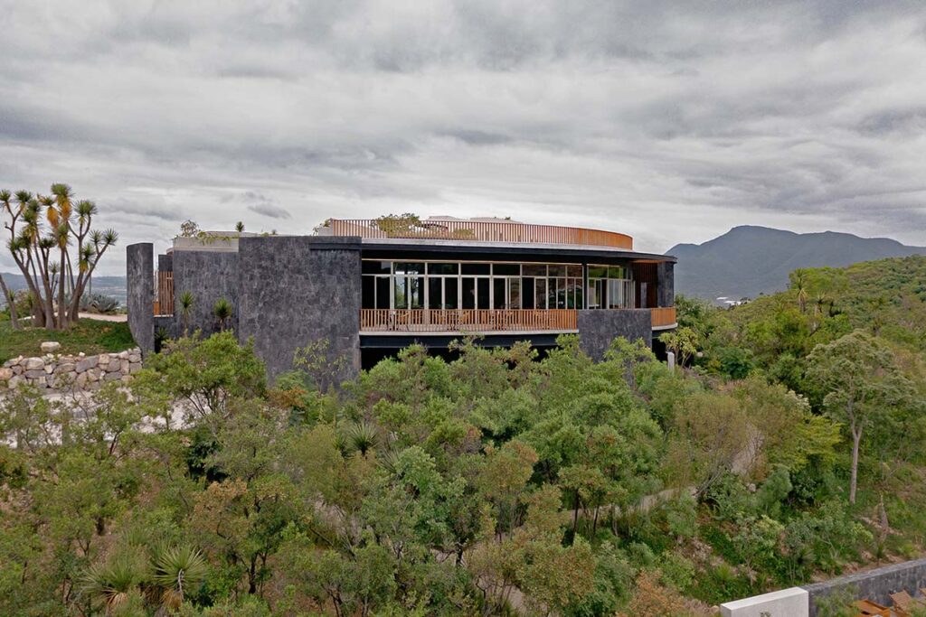 Casa Club La Pedrera Mexico 2 Este club tiene un diseño circular que se funde con la topografía de México