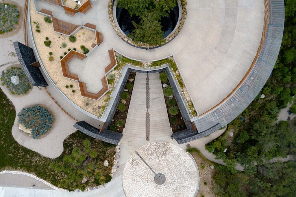 Casa Club La Pedrera Mexico 3 Este club tiene un diseño circular que se funde con la topografía de México