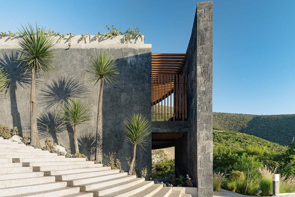 Casa Club La Pedrera Mexico 5 Este club tiene un diseño circular que se funde con la topografía de México