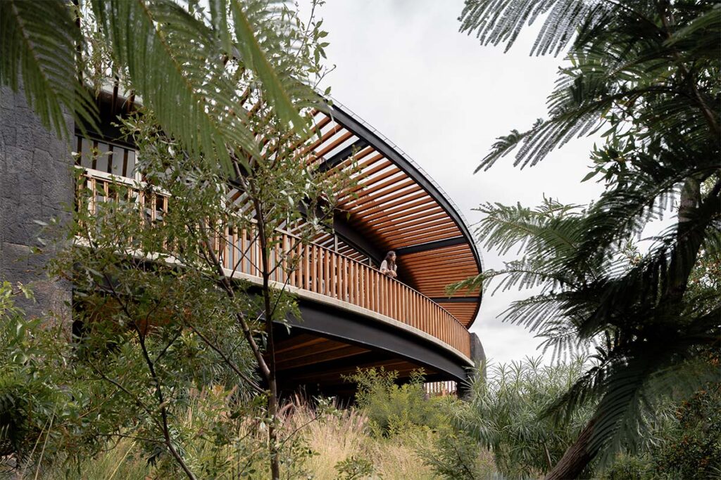 Casa Club La Pedrera Mexico 6 Este club tiene un diseño circular que se funde con la topografía de México
