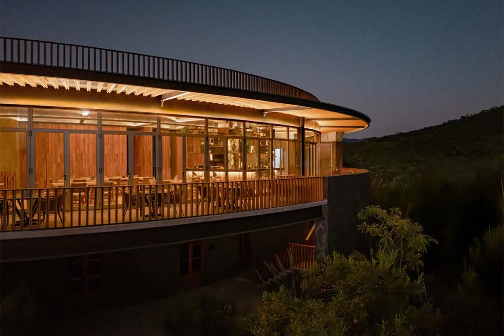 Casa Club La Pedrera Mexico 7 Este club tiene un diseño circular que se funde con la topografía de México