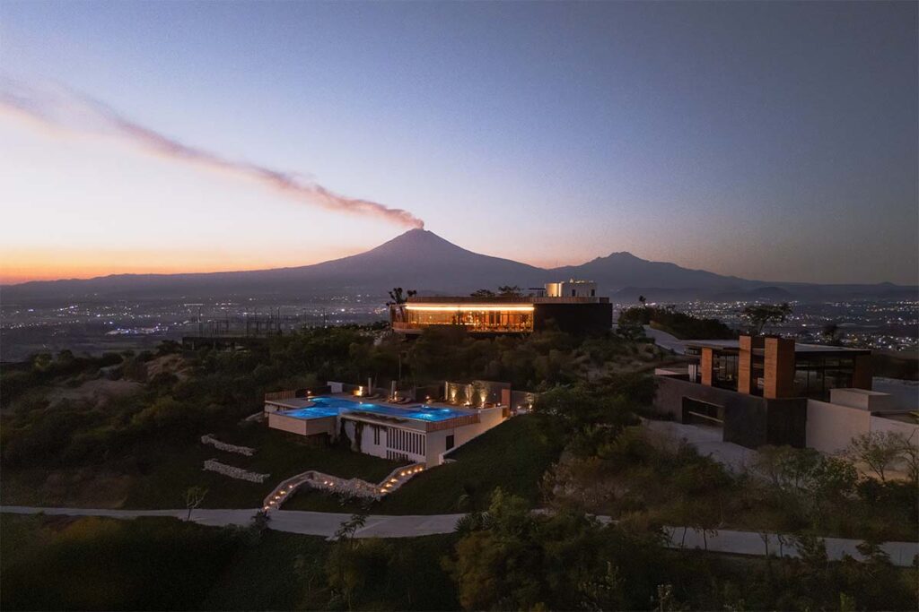 Casa Club La Pedrera Mexico 8 Este club tiene un diseño circular que se funde con la topografía de México